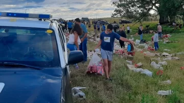 Video: un camionero perdió su carga de cervezas y los vecinos se las llevaron Video: un camionero perdió su carga de cervezas y los vecinos se las llevaron