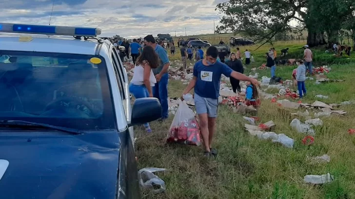 Video: un camionero perdió su carga de cervezas y los vecinos se las llevaron Video: un camionero perdió su carga de cervezas y los vecinos se las llevaron