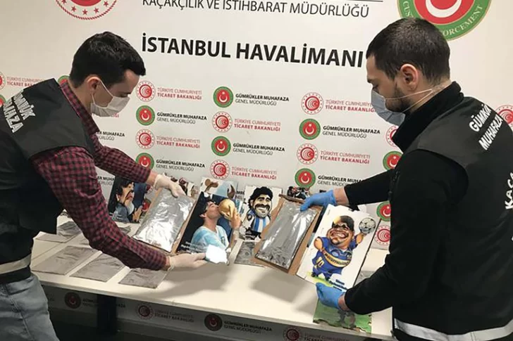 Turquía: incautaron un cargamento de cocaína oculta en retratos de Maradona