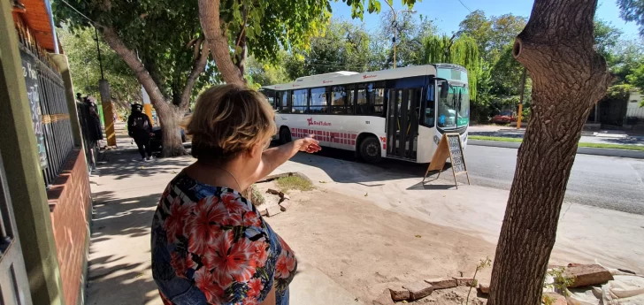 Habló la mujer del escobazo al colectivero: “Si me dejaba la puerta abierta, le rompía la jeta” Habló la mujer del escobazo al colectivero: “Si me dejaba la puerta abierta, le rompía la jeta”