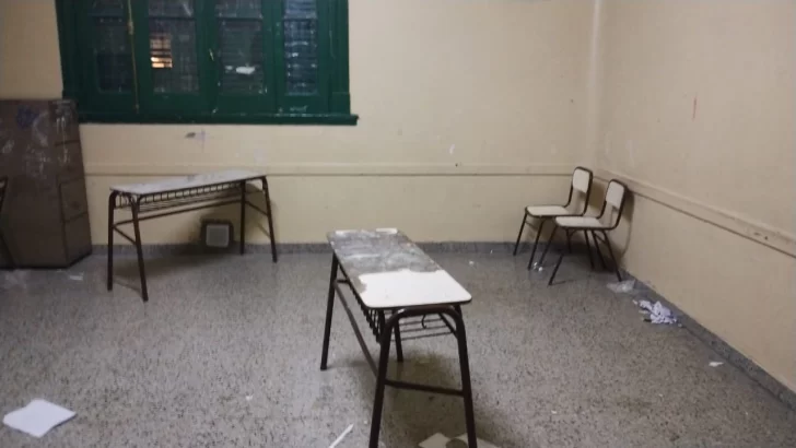 Alumnos de una escuela de Capital tienen clases en el suelo Alumnos de una escuela de Capital tienen clases en el suelo