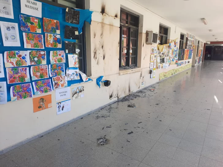 En una escuela de Tupelí incendiaron trabajos que los chicos iban a mostrar en una feria