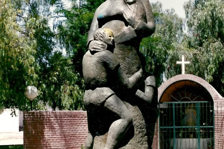 Escultura de conocida artista lleva un año destruida y recién sale a la luz