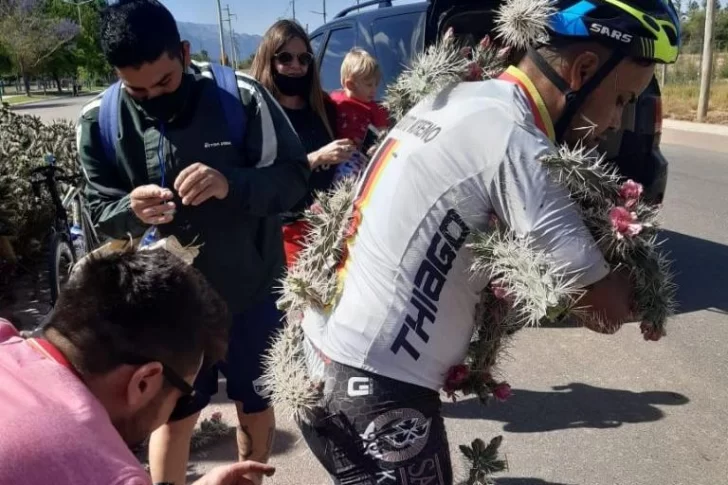 ¡Qué dolor! Un ciclista riojano cayó sobre una plantación de cactus y quedó lleno de espinas