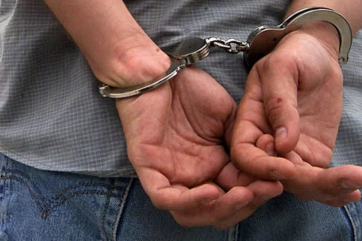 Halló a un joven tratando de robar en su casa, pidió ayuda y lo atrapó junto a su vecinos