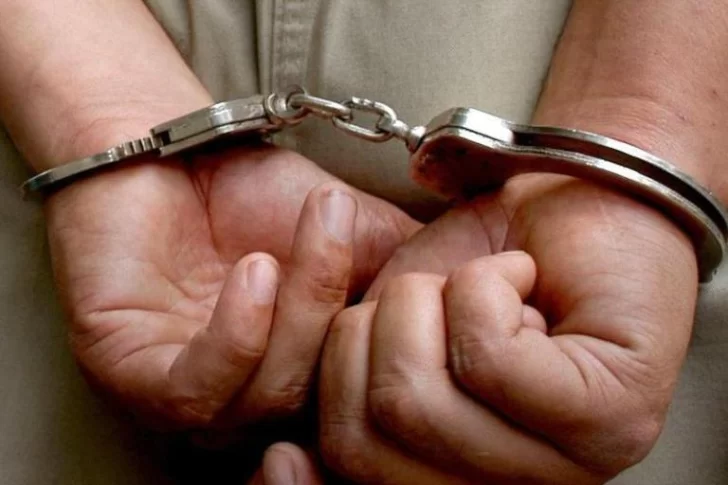 Estaba en su casa, ingresó un hombre y le robó el dinero que tenía en el bolsillo de la camisa