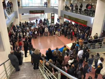 Previo a la reunión paritaria, estatales protestan por los pasillos del Centro Cívico Previo a la reunión paritaria, estatales protestan por los pasillos del Centro Cívico