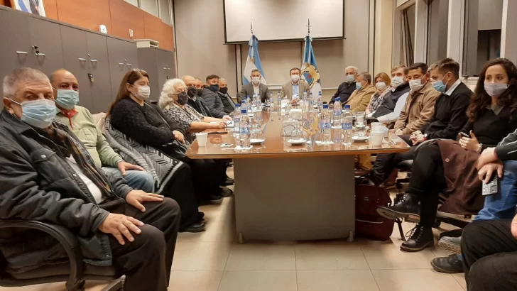 Acuerdo con estatales no docentes: 40% en 4 tramos para llegar a un 65% anual y cláusula de revisión Acuerdo con estatales no docentes: 40% en 4 tramos para llegar a un 65% anual y cláusula de revisión