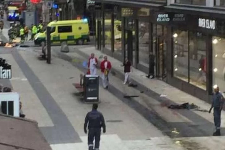 Estocolmo: camión atropelló a una multitud y afirman que ya son 5 los muertos