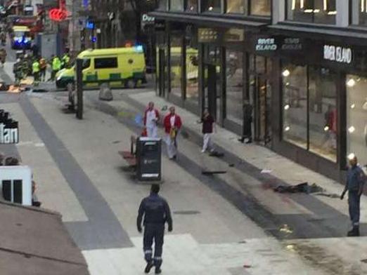 Estocolmo: camión atropelló a una multitud y afirman que ya son 5 los muertos