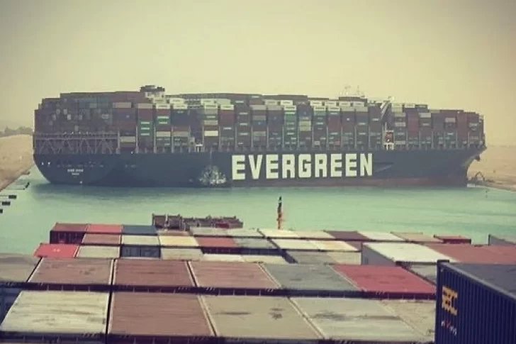 Canal de Suez: reflotan “parcialmente” el carguero encallado hace una semana