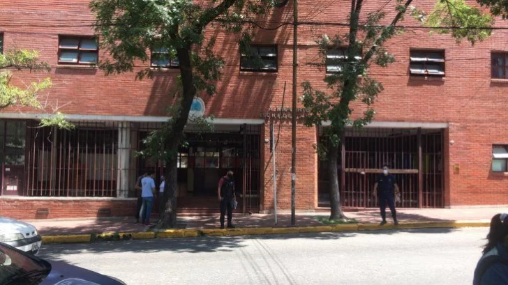 Suspenden a una maestra que por error envió a 200 alumnos un video porno personal Suspenden a una maestra que por error envió a 200 alumnos un video porno personal