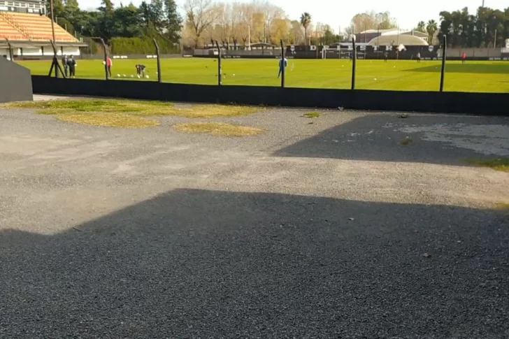 Un equipo de la Primera Nacional rompió la cuarentena y se entrenó en su estadio