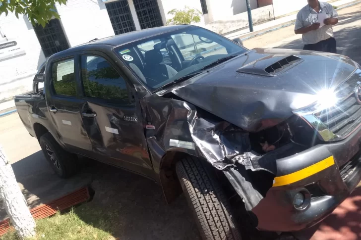 Ruta 20: se le atravesó un caballo, frenó y de atrás un auto no pudo esquivarlos y volcó