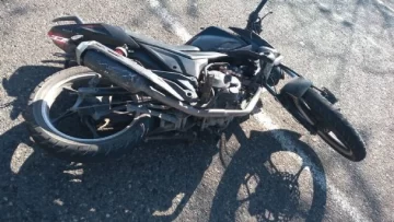 Un motociclista perdió el control, chocó contra un árbol y se fracturó un brazo Un motociclista perdió el control, chocó contra un árbol y se fracturó un brazo