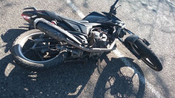 Un motociclista perdió el control, chocó contra un árbol y se fracturó un brazo Un motociclista perdió el control, chocó contra un árbol y se fracturó un brazo