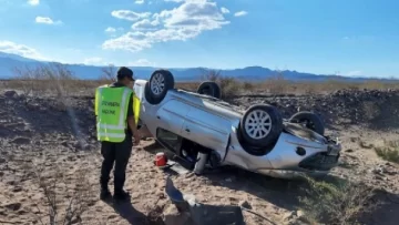 Dos mendocinas volcaron en Sarmiento y fueron hospitalizadas Dos mendocinas volcaron en Sarmiento y fueron hospitalizadas