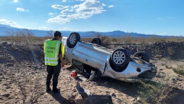 Dos mendocinas volcaron en Sarmiento y fueron hospitalizadas Dos mendocinas volcaron en Sarmiento y fueron hospitalizadas