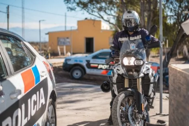 Golpeó a un policía y le pateó la moto para defender a su hijo que había violado el confinamiento