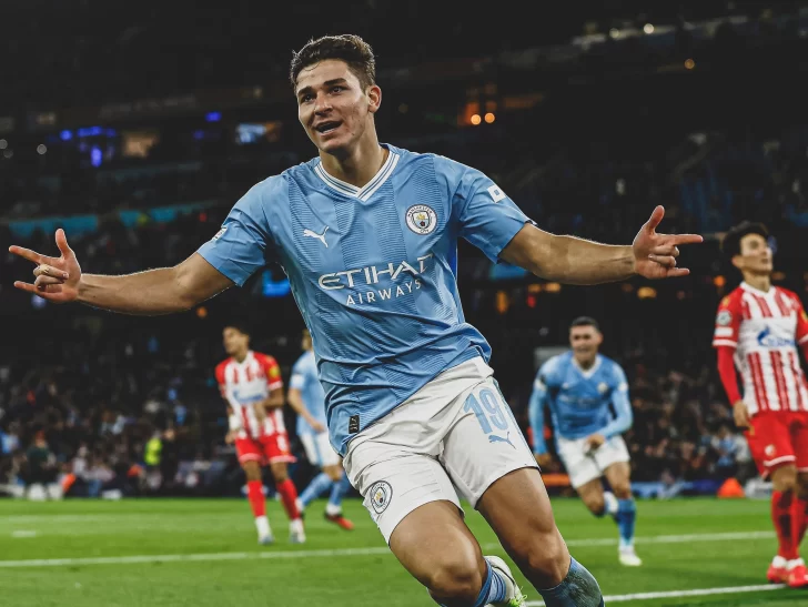 Julián Álvarez convirtió un doblete y brilló en la victoria de Manchester City