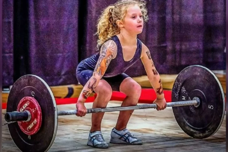¿La niña más fuerte del mundo? Con solo 7 años levanta nada menos que 80 kilos