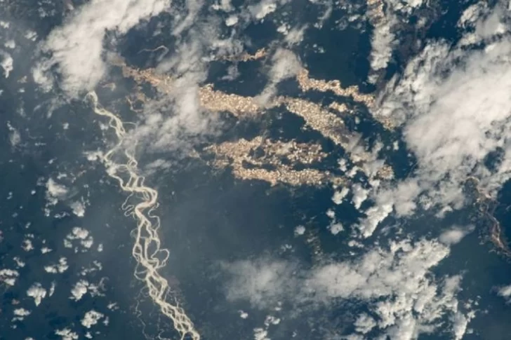 “Ríos de oro” en Perú: las imágenes de la NASA que revelan la minería ilegal