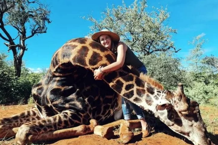 Mujer mata una jirafa, posa con su corazón y dice que así ayuda a las especies en extinción