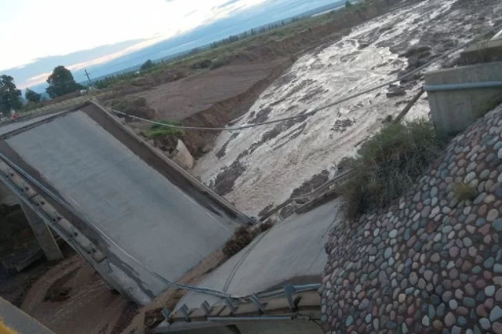Mendoza: tras la fuerte tormenta se desplomó un puente en la Ruta 40