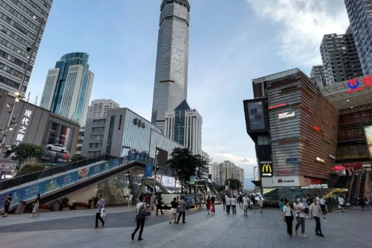 Un rascacielos de 73 pisos se tambalea sin razón y genera pánico en China