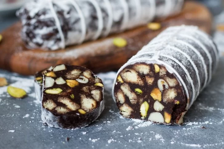 Postre de chocolate y pistachios al estilo italiano