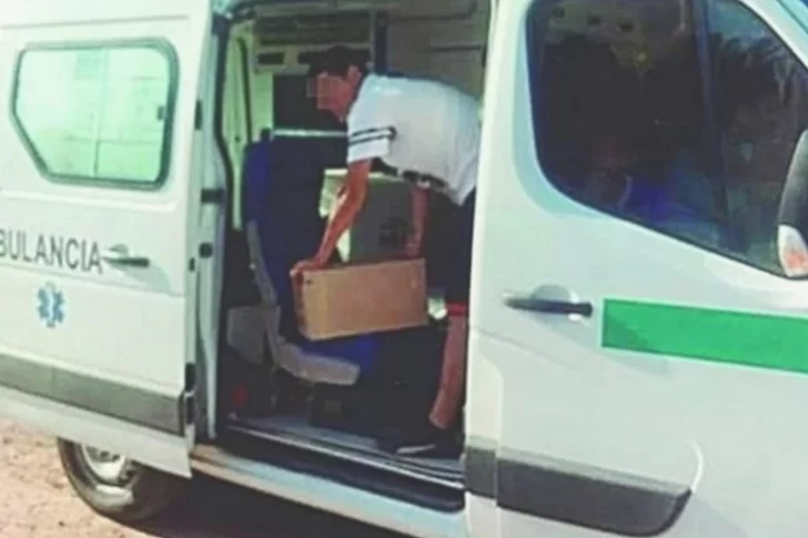 El hijo de un intendente hizo que le llevaran fernet en una ambulancia