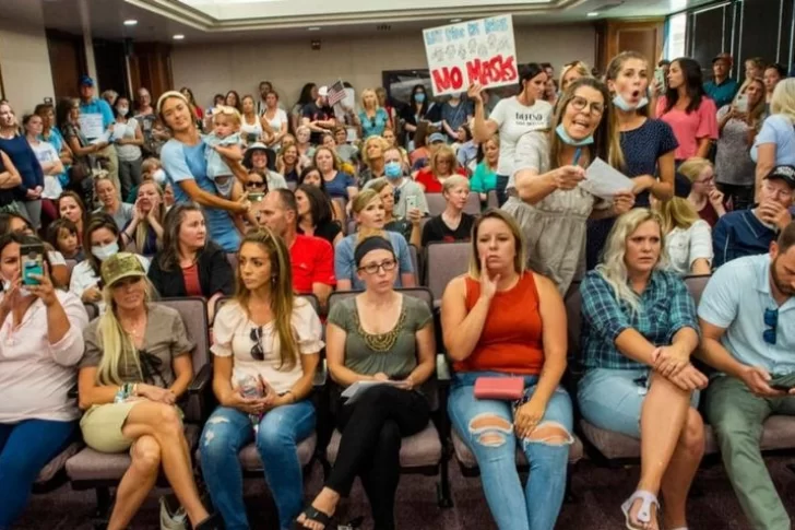 Padres de EEUU, enojados por el uso del tapabocas en las escuelas