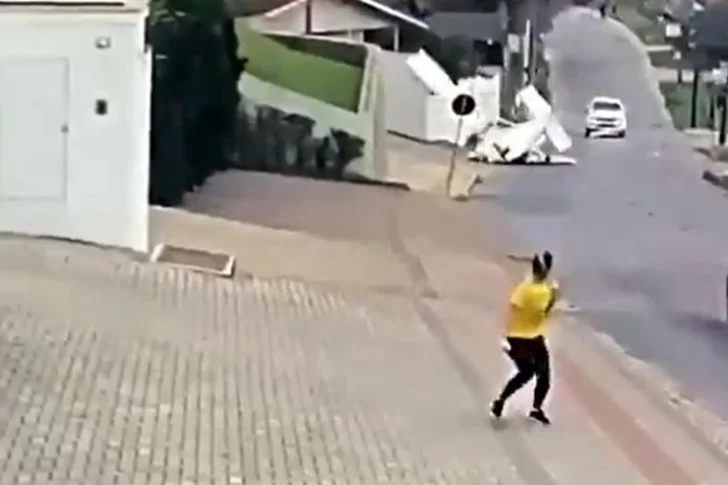 Una avioneta se estrelló en una concurrida calle brasileña y todo quedó grabado en video