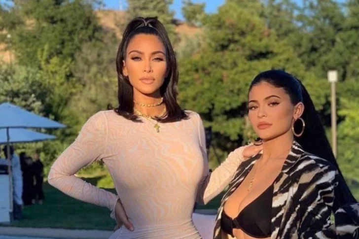 Las fotos de dos hermanas Kardashian en bikini y remera mojada que sube el termómetro