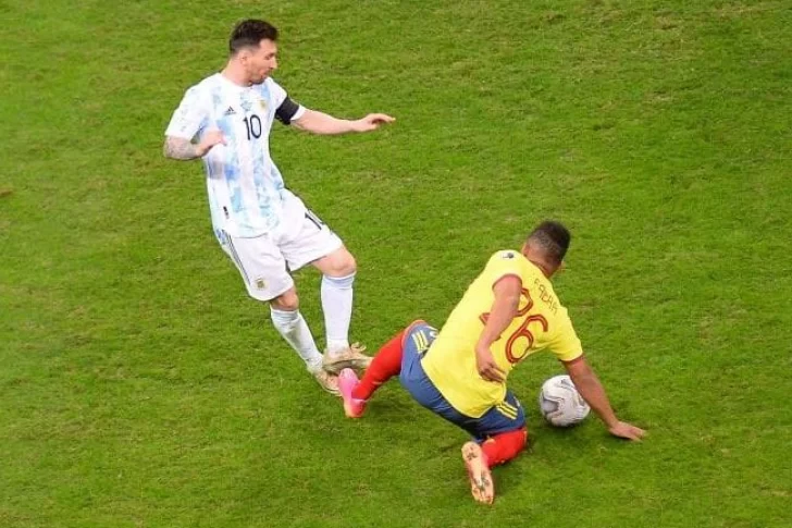 Insólito: Fabbra casi lesiona a Messi y luego le pide la camiseta