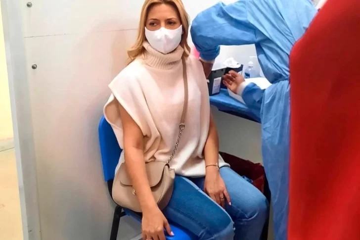 Fabiola Yáñez recibió la primera dosis de vacuna contra el Covid en su semana 12 de embarazo