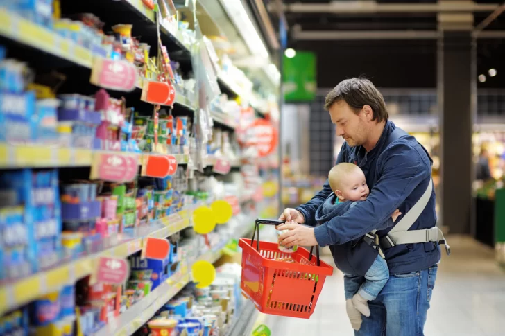 Las ventas en supermercados y shoppings cayeron casi 19% en mayo