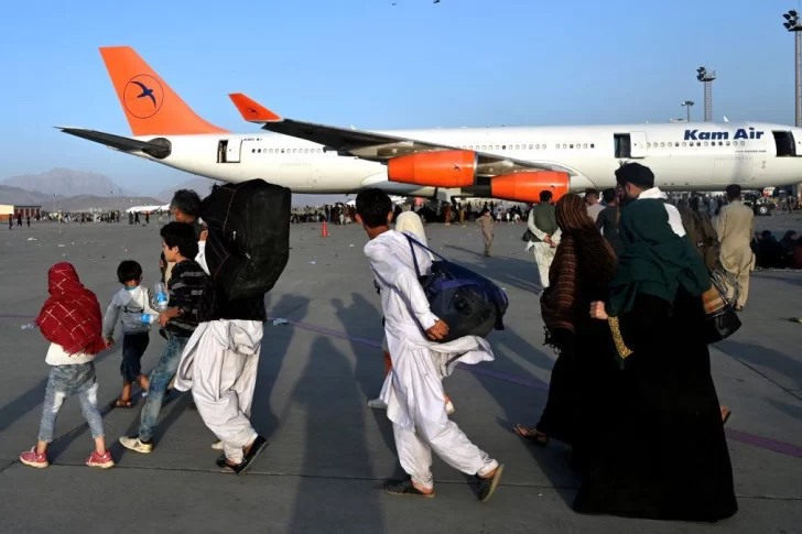 Los talibanes ratifican que mañana tomarán el control del aeropuerto de Kabul