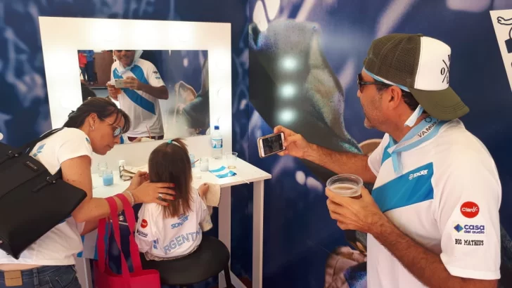 Con los colores en la piel, para alentar a la dupla argentina Con los colores en la piel, para alentar a la dupla argentina