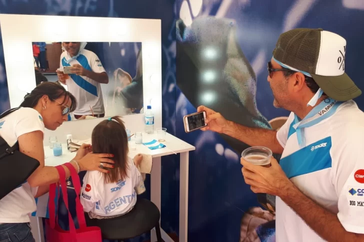 Con los colores en la piel, para alentar a la dupla argentina