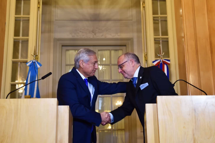 Argentina y Chile acordaron eliminar el roaming en el lapso de un año