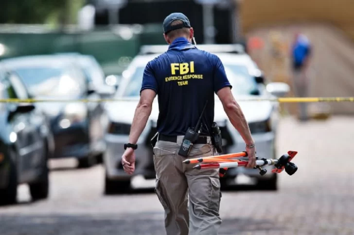 Dos agentes del FBI muertos y tres heridos al entrar a una casa