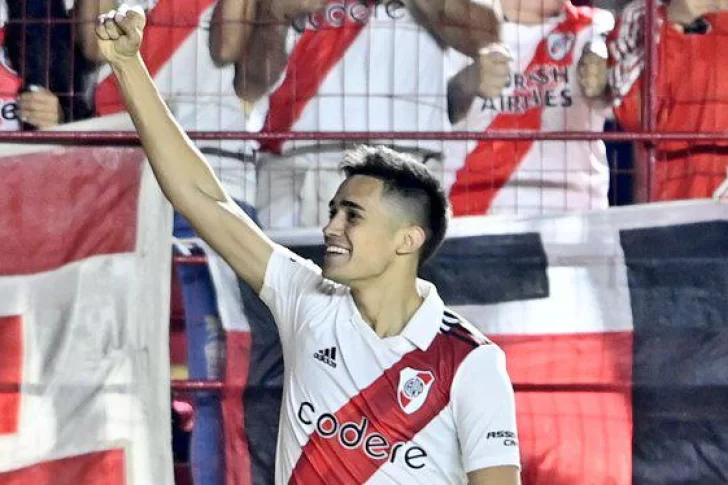 Con un triplete de Solari y un gol de Beltrán, River aplastó a Defensa y se metió en cuartos