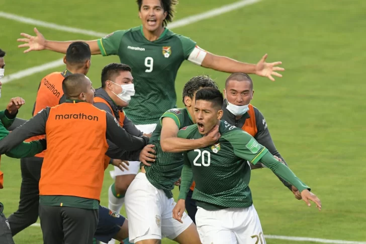 Con un jugador menos, Bolivia venció a Perú