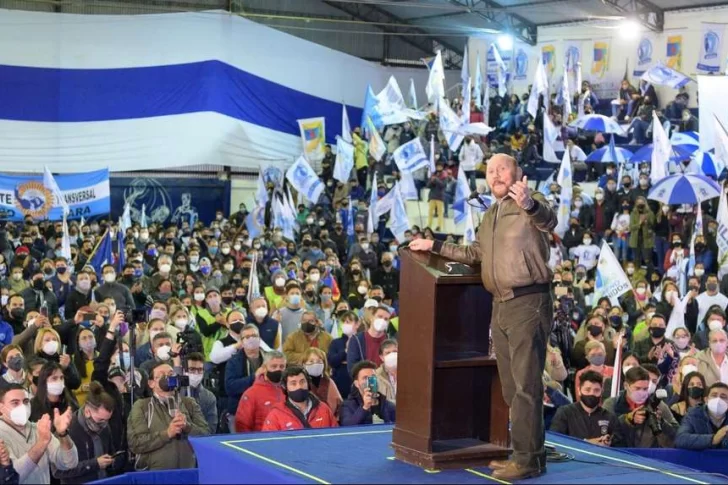 Gildo Insfrán presentó a sus candidatos ante una multitud de militantes sin distanciamiento