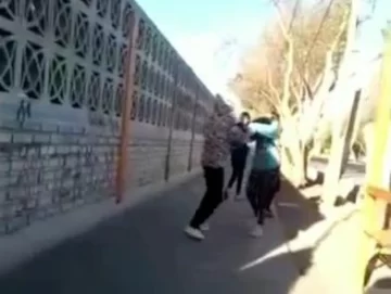 Dos menores de una escuela de Santa Lucía se trenzaron a los golpes: una terminó sangrando Dos menores de una escuela de Santa Lucía se trenzaron a los golpes: una terminó sangrando