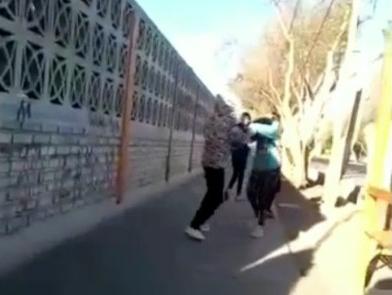 Dos menores de una escuela de Santa Lucía se trenzaron a los golpes: una terminó sangrando Dos menores de una escuela de Santa Lucía se trenzaron a los golpes: una terminó sangrando