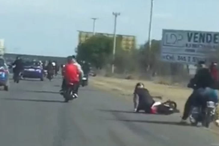 Denuncian a patrulleros de la Policía de Santa Fe por atropellar motociclistas en picadas