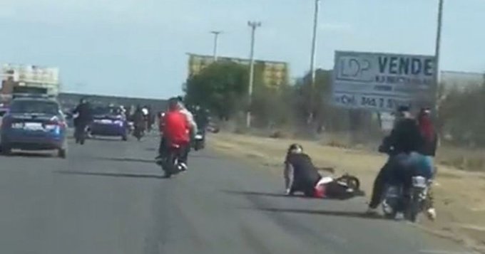 Denuncian a patrulleros de la Policía de Santa Fe por atropellar motociclistas en picadas