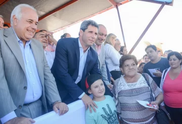 Uñac entregó 64 casas en un barrio de Caucete Uñac entregó 64 casas en un barrio de Caucete